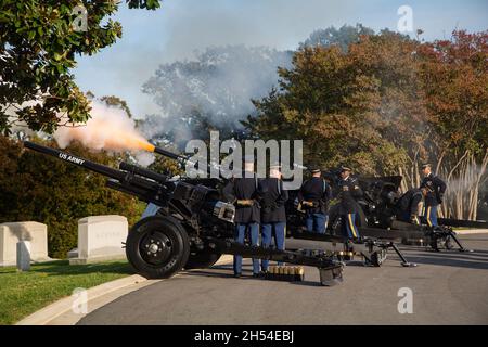 Arlington, Usa. November 2021. Soldaten der US-Armee, die der Presidential Salute Battery, dem 3. US-Infanterie-Regiment, zugewiesen wurden, geben den Waffengruß von 21 zu Ehren des ehemaligen Vorsitzenden der Joint Chiefs und des Außenministers Colin Powell während der feierlichen Zeremonie zur Ehreneinteilung auf dem Arlington National Cemetery am 5. November 2021 in Arlington, Virginia, ab. Kredit: Spc. Seara Marcsis/DOD Photo/Alamy Live News Stockfoto