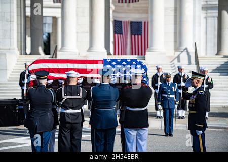 Arlington, Usa. November 2021. Die Ehrengarde der US-Streitkräfte trägt die mit einer Flagge gehüllte Schatulle während des Trauerdienstes des ehemaligen US-Außenministers Colin Powell auf dem Nationalfriedhof von Arlington am 5. November 2021 in Arlington, Virginia. Kredit: Elizabeth Fraser/DOD Foto/Alamy Live Nachrichten Stockfoto