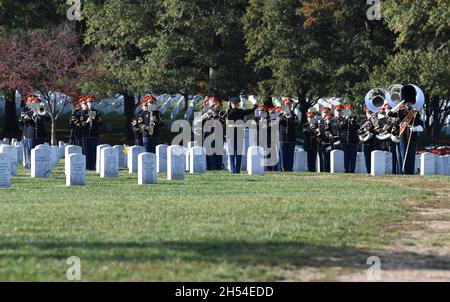 Arlington, Usa. November 2021. Mitglieder der U.S. Army Band „Pershing's Own“ treten während der Interment-Zeremonie des ehemaligen Außenministers Colin Powell während der Beerdigung der vollen Ehren auf dem Arlington National Cemetery am 5. November 2021 in Arlington, Virginia, auf. Kredit: Joseph B. Lawson/DOD Foto/Alamy Live Nachrichten Stockfoto