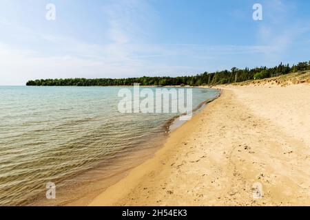 Blick auf den Strand im Inverhuron Provincial Park am Lake Huron in der Nähe von Kincardine, Ontario, Kanada. Stockfoto