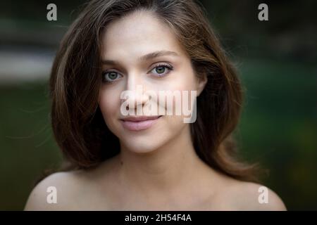 Porträt einer jungen, blonden grünäugigen Frau Stockfoto