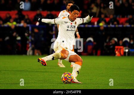 London, Großbritannien. November 2021. Hwang Hee-chan von Wolverhampton Wanderers in Aktion während des Spiels. Premier League Spiel, Crystal Palace gegen Wolverhampton Wanderers im Selhurst Park Stadion in London am Samstag, 6. November 2021. Dieses Bild darf nur für redaktionelle Zwecke verwendet werden. Nur zur redaktionellen Verwendung, Lizenz für kommerzielle Nutzung erforderlich. Keine Verwendung bei Wetten, Spielen oder Veröffentlichungen in einem Club/einer Liga/einem Spieler. PIC von Steffan Bowen/Andrew Orchard Sports Photography/Alamy Live News Credit: Andrew Orchard Sports Photography/Alamy Live News Stockfoto