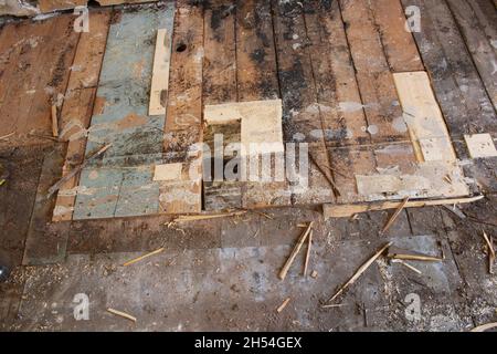 Bodenplatten in einem alten Haus ersetzt Stockfoto