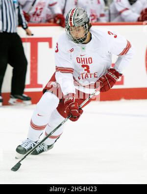 Columbus, Ohio, USA. November 2021. Ohio State Verteidiger Cole Mcward (3) behandelt den Puck gegen Penn State in ihrem Spiel in Columbus, Ohio. Brent Clark/CSM/Alamy Live News Stockfoto