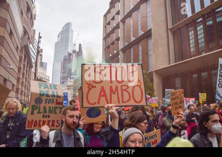 London, Großbritannien. November 2021. Ein Protestler hält in der City of London ein Schild mit dem Titel „Stop Cambo“. Tausende von Menschen marschierten im Rahmen des COP26 Coalition Global Day of Action for Climate Justice von der Bank of England zum Trafalgar Square. Stockfoto