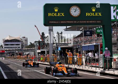 Lando Norris (GBR) McLaren MCL35M und Daniel Ricciardo (AUS) McLaren MCL35M verlassen die Box. 06.11.2021. Formel-1-Weltmeisterschaft, Rd 18, Großer Preis Von Mexiko, Mexiko-Stadt, Mexiko, Qualifizierender Tag. Bildnachweis sollte lauten: XPB/Press Association Images. Stockfoto