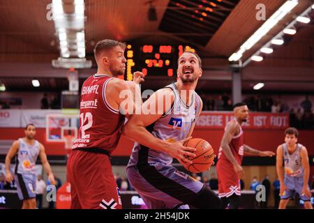 Gießen, Deutschland. November 2021. Osthalle, GIESSEN, DEUTSCHLAND Kovačević, Dejan ( 12 Crailsheim ) während des easyCredit Basketball Bundesliga-Spiels zwischen Giessen 46ers und Hakro Merlins Crailsheim in der Osthalle in Giessen. Easycredit Basketball Bundesliga Julia Kneissl/ SPP Credit: SPP Sport Press Photo. /Alamy Live News Stockfoto