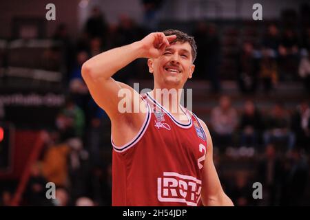 Gießen, Deutschland. November 2021. Osthalle, GIESSEN, DEUTSCHLAND Dennis Nawrocki ( 2 Giessen ) während des easyCredit Basketball Bundesliga-Spiels zwischen Giessen 46ers und Hakro Merlins Crailsheim in der Osthalle in Giessen. Easycredit Basketball Bundesliga Julia Kneissl/ SPP Credit: SPP Sport Press Photo. /Alamy Live News Stockfoto