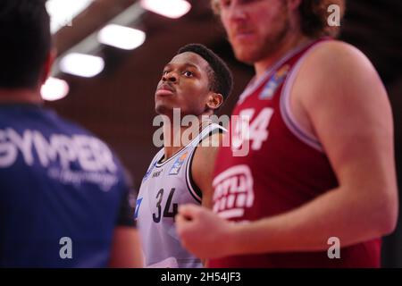 Gießen, Deutschland. November 2021. Osthalle, GIESSEN, DEUTSCHLAND Aririguzoh, Richmond ( 34 Crailsheim ) während des easyCredit Basketball Bundesliga-Spiels zwischen Giessen 46ers und Hakro Merlins Crailsheim in der Osthalle in Giessen. Easycredit Basketball Bundesliga Julia Kneissl/ SPP Credit: SPP Sport Press Photo. /Alamy Live News Stockfoto