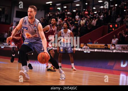 Gießen, Deutschland. November 2021. Osthalle, GIESSEN, DEUTSCHLAND Bleck, Fabian ( 9 Crailsheim ) während des easyCredit Basketball Bundesliga-Spiels zwischen Giessen 46ers und Hakro Merlins Crailsheim in der Osthalle in Giessen. Easycredit Basketball Bundesliga Julia Kneissl/ SPP Credit: SPP Sport Press Photo. /Alamy Live News Stockfoto