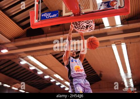 Gießen, Deutschland. November 2021. Osthalle, GIESSEN, DEUTSCHLAND Lewis, Jaren ( 1 Crailsheim ) während des easyCredit Basketball Bundesliga-Spiels zwischen Gießen 46ers und Hakro Merlins Crailsheim in der Osthalle in Giessen. Easycredit Basketball Bundesliga Julia Kneissl/ SPP Credit: SPP Sport Press Photo. /Alamy Live News Stockfoto