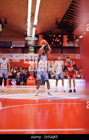 Gießen, Deutschland. November 2021. Osthalle, GIESSEN, DEUTSCHLAND Harris, Terrell ( 8 Crailsheim ) während des easyCredit Basketball Bundesliga-Spiels zwischen Giessen 46ers und Hakro Merlins Crailsheim in der Osthalle in Giessen. Easycredit Basketball Bundesliga Julia Kneissl/ SPP Credit: SPP Sport Press Photo. /Alamy Live News Stockfoto