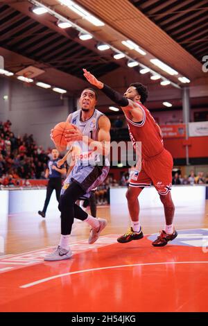 Gießen, Deutschland. November 2021. Osthalle, GIESSEN, DEUTSCHLAND Lewis, Jaren ( 1 Crailsheim ) während des easyCredit Basketball Bundesliga-Spiels zwischen Gießen 46ers und Hakro Merlins Crailsheim in der Osthalle in Giessen. Easycredit Basketball Bundesliga Julia Kneissl/ SPP Credit: SPP Sport Press Photo. /Alamy Live News Stockfoto