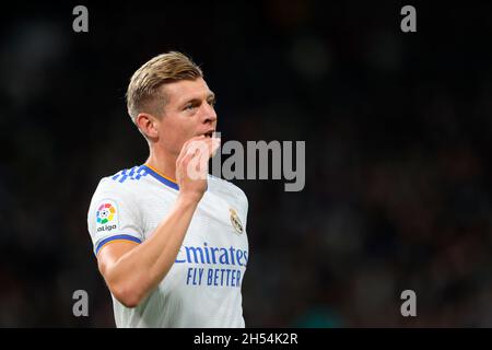 Madrid, Spanien. November 2021. Madrid, Spanien; 06.11.2021.- Real Madrid vs. Rayo Vallecano Football Soccer to La Liga Spain Match 13 2021-2022 in Santiago Bernabeu, Madrid. Echter Madrider Spieler Toni Croos feiert sein Ziel Kredit: Juan Carlos Rojas/Picture Alliance/dpa/Alamy Live News Stockfoto