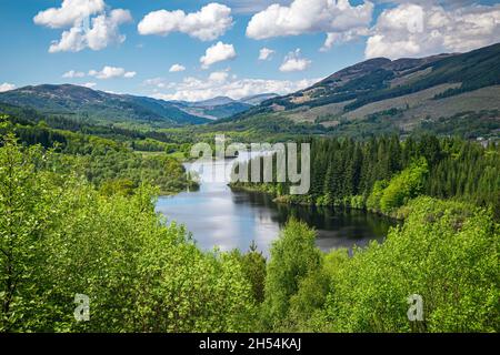 Frühlingsansicht von Loch ARD, Trossachs, Schottland. Stockfoto