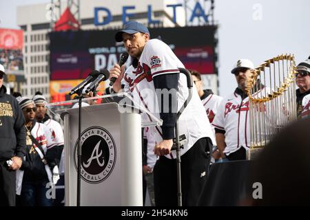 Atlanta, USA. November 2021. Pitcher Charlie Morton spricht die Fans bei einer Zeremonie nach einer Parade an, um die Weltmeisterschaft der Atlanta Braves im Truist Park in Atlanta, Georgia, am 5. November 2021 zu feiern. Kredit: Sanjeev Singhal/Der Fotozugang Kredit: Der Fotozugang/Alamy Live Nachrichten Stockfoto