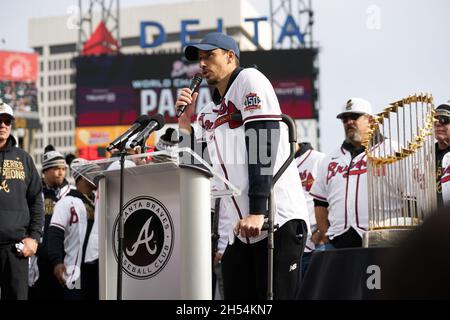 Atlanta, USA. November 2021. Pitcher Charlie Morton spricht die Fans bei einer Zeremonie nach einer Parade an, um die Weltmeisterschaft der Atlanta Braves im Truist Park in Atlanta, Georgia, am 5. November 2021 zu feiern. Kredit: Sanjeev Singhal/Der Fotozugang Kredit: Der Fotozugang/Alamy Live Nachrichten Stockfoto