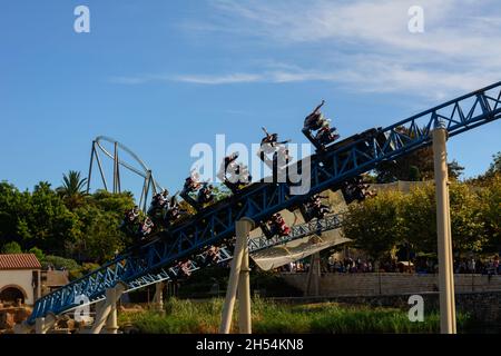 PORT AVENTURA, SPANIEN - 31. OKTOBER 2021. Attraktionen des Themenparks Port Aventura. Stadt Salou, Katalonien, Spanien. Stockfoto