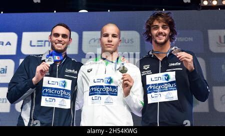 SZABO Szebasztian HUN Ungarn GoldmedaillenRIVOLTA Matteo ITA Italien Silbermedaille CECCON Thomas ITA Italien Bronzemedaille 50m Schmetterling Männer Podium Kazan - Russland 06/11/2021 Aquatics Palace len European Short Course Swimming Championships Foto Andrea Staccioli / Deepbluemedia / Insidefoto Stockfoto