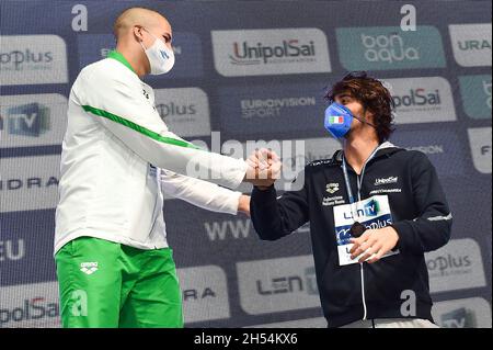 SZABO Szebasztian HUN Ungarn GoldmedaillenCECCON Thomas ITA Italien Bronzemedaille 50m Schmetterling Männer Podium Kazan - Russland 06/11/2021 Aquatics Palace len Europameisterschaften im Kurzbahnschwimmen Foto Andrea Staccioli / Deepbluemedia / Insidefoto Stockfoto