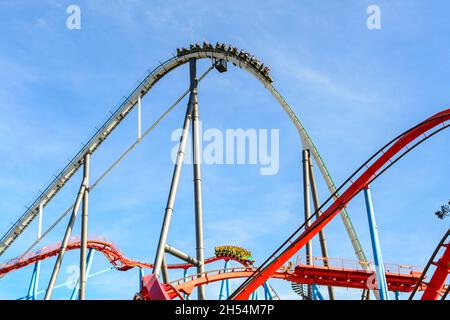 CoTARRAGONA, SPANIEN - oktober 2021: Shambhala ist eine Hyper Coaster Achterbahn aus Stahl in PortAventura in Salou, Spanien. Es ist das zweithöchste (256 Stockfoto