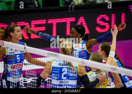 Treviso, Italien. November 2021. Glück von Paola Egonu (Conegliano) und Teamkollegen während des Imoco Volley Conegliano gegen Unet E-Work Busto Arsizio, Volleyball Italienische Serie A1 Frauenspiel in Treviso, Italien, November 06 2021 Quelle: Independent Photo Agency/Alamy Live News Stockfoto