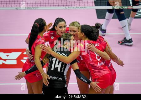 Treviso, Italien. November 2021. Glück des Busto Arsizio Teams während des Imoco Volley Conegliano gegen Unet E-Work Busto Arsizio, Volleyball Italienische Serie A1 Frauenspiel in Treviso, Italien, November 06 2021 Quelle: Independent Photo Agency/Alamy Live News Stockfoto