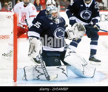 Columbus, Ohio, USA. November 2021. Penn State Torhüter Oskar Autio (35) rettet in ihrem Spiel in Columbus, Ohio, gegen den Ohio State. Brent Clark/CSM/Alamy Live News Stockfoto