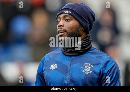 Luton, Großbritannien. Juni 2021. Fred Onyedinma (24) von Luton Town erwärmt sich am 6. November 2021 beim Sky Bet Championship-Spiel zwischen Luton Town und Stoke City in der Kenilworth Road, Luton, England. Foto von David Horn. Quelle: Prime Media Images/Alamy Live News Stockfoto