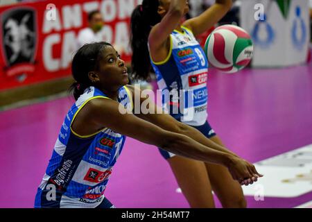 Treviso, Italien. November 2021. Myriam Sylla (Conegliano) während des Imoco Volley Conegliano gegen Unet E-Work Busto Arsizio, Volleyball Italienische Serie A1 Frauenspiel in Treviso, Italien, November 06 2021 Quelle: Independent Photo Agency/Alamy Live News Stockfoto