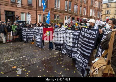 Glasgow, Schottland, Großbritannien, 6. November 2021:100,000 Demonstranten marschierten durch die Straßen von Glasgow, vom Kevingrove Park - Glasgow Green, und forderten von den Politikern Maßnahmen zum Klimawandel.einmal in Glasgow Green, nahmen zahlreiche Redner auf die Bühne und sprachen die großen Massen an. Das schottische Wetter hat die Massen während des marsches mit heftigen Regenfällen überflutet. Während des gesamten Tages globaler Aktionen gab es auch starke Polizeipräsenzen. :Credit:Stable Air Media/Alamy Live News Stockfoto