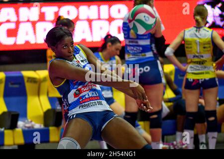 Treviso, Italien. November 2021. Myriam Sylla (Conegliano) während des Imoco Volley Conegliano gegen Unet E-Work Busto Arsizio, Volleyball Italienische Serie A1 Frauenspiel in Treviso, Italien, November 06 2021 Quelle: Independent Photo Agency/Alamy Live News Stockfoto