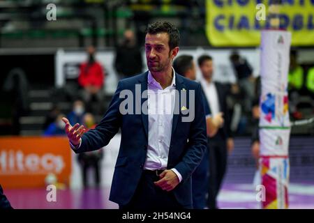 Treviso, Italien. November 2021. Daniele Santarelli (Coach Conegliano) während des Imoco Volley Conegliano gegen Unet E-Work Busto Arsizio, Volleyball Italienische Serie A1 Frauenspiel in Treviso, Italien, November 06 2021 Credit: Independent Photo Agency/Alamy Live News Stockfoto