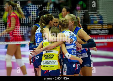 Treviso, Italien. November 2021. Glück des Conegliano Teams während des Imoco Volley Conegliano vs Unet E-Work Busto Arsizio, Volleyball Italienische Serie A1 Frauenspiel in Treviso, Italien, November 06 2021 Quelle: Independent Photo Agency/Alamy Live News Stockfoto