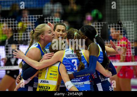 Treviso, Italien. November 2021. Glück des Conegliano Teams während des Imoco Volley Conegliano vs Unet E-Work Busto Arsizio, Volleyball Italienische Serie A1 Frauenspiel in Treviso, Italien, November 06 2021 Quelle: Independent Photo Agency/Alamy Live News Stockfoto