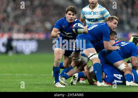 PARIS, FRA. 6. NOVEMBER Antoine Dupont von France Rugby übergibt den Ball während des Freundschaftsspiel zwischen Frankreich und Argentinien im Stade de France, Paris am Samstag, 6. November 2021. (Kredit: Juan Gasparini | MI Nachrichten) Kredit: MI Nachrichten & Sport /Alamy Live Nachrichten Stockfoto