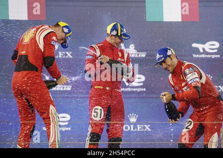 51 Pier Guidi Alessandro (ita), Calado James (gbr), AF Corse, Ferrari 488 GTE Evo, PODIUM während der 8 Stunden von Bahrain, 6. Lauf der FIA-Langstrecken-Weltmeisterschaft 2021, FIA WEC, auf dem Bahrain International Circuit, vom 4. Bis 6. November 2021 in Sakhir, Bahrain - Foto: Francois Flamand/DPPI/LiveMedia Stockfoto