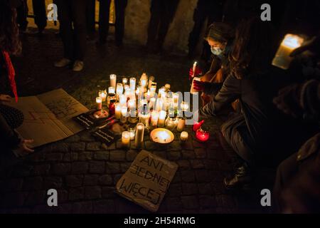 Während der Demonstration werden Menschen vor dem Gesundheitsministerium Blitzkerzen gesehen.Tausende Demonstranten gingen unter dem Motto "Marsch für Iza" auf die Straße von Warschau, um den ersten Jahrestag eines Urteils des Verfassungsgerichts zu begehen, das ein nahezu totales Verbot der Abtreibung verhängte, Und auch zum Gedenken an den Tod der schwanger polnischen Frau Iza. - Polens Verfassungsgericht hat sich 2020 auf die Seite der populistischen rechten Regierung des katholischen Landes gestellt, um zu entscheiden, dass die Beendigung von fetalen Mängeln verfassungswidrig sei. Dies führte zu einer weiteren Verschärfung der ohnehin schon schweren Abtreibungsbeschränkungen Stockfoto