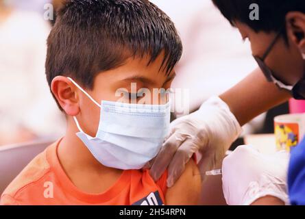 In Den Vereinigten Staaten Von Amerika. November 2021. Aadvik Pothina (5) hat die Nadel im Auge, als er am Samstag, den 6. November 2021, im Hauptquartier des Gesundheitsministeriums von St. Louis County in der Stadt von Missouri eine Covid-19-Impfung erhielt. 300 Kinder wurden am ersten Tag der Impfung gegen 5-11-jährige geimpft. Foto von Bill Greenblatt/UPI Credit: UPI/Alamy Live News Stockfoto