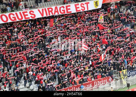 Unterstützer LOSC während des Fußballspiels der französischen Meisterschaft Ligue 1 zwischen LOSC Lille und SCO Angers am 6. November 2021 im Pierre-Mauroy-Stadion in Villeneuve-d'Ascq bei Lille, Frankreich - Foto: Laurent Sanson/DPPI/LiveMedia Stockfoto