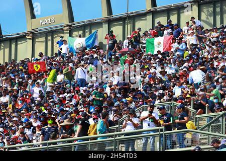 Mexiko-Stadt, Mexiko. November 2021. 11/06/2021, Autodromo Hermanos Rodriguez, Mexiko-Stadt, FORMEL 1 GRAN PREMIO DE LA CIUDAD DE MEXIKO 2021, im Bild vollständige Tribunen in Mexiko. Kredit: dpa/Alamy Live Nachrichten Stockfoto