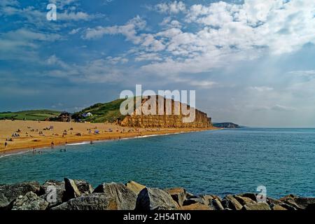 Großbritannien, Dorset, Jurassic Coast, West Bay, East Cliff und Strand von der Hafenmauer aus gesehen Stockfoto