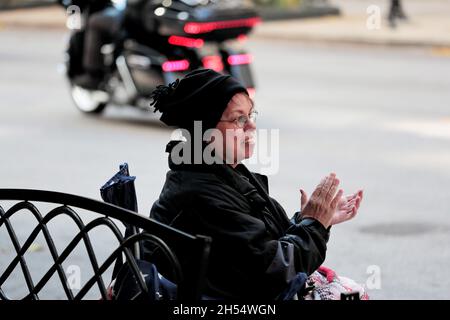 Milwaukee, Wisconsin, USA. November 2021. Eine Frau applaudiert einer Gruppe von erfahrenen Motorradfahrern aus dem Milwaukee HOG Chapter, als sie sie während der Parade am Veterans Day an ihr vorbeikommt. Nach einem Jahr Pause aufgrund der COVID-Pandemie im Jahr 2020 startete die Veteran's Day Parade, die von der Wisconsin Veterans Chamber of Commerce organisiert wurde, am Samstag, dem 6. November 2021 in der Innenstadt von Milwaukee. Eine Mischung aus Schwimmern, Patriotismus und militärischer Ausrüstung wird von der 5th und Wisconsin Avenue nach Osten Rollen und nach Norden in die Water Street abbiegen. (Bild: © Pat A. Robinson/ZUMA Press Wire) Stockfoto