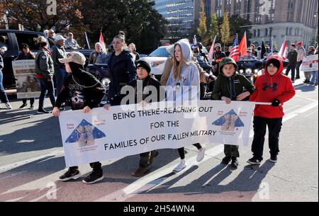 Milwaukee, Wisconsin, USA. November 2021. Nach einem Jahr Pause aufgrund der COVID-Pandemie im Jahr 2020 startete die Veteran's Day Parade, die von der Wisconsin Veterans Chamber of Commerce organisiert wurde, am Samstag, dem 6. November 2021 in der Innenstadt von Milwaukee. Eine Mischung aus Schwimmern, Patriotismus und militärischer Ausrüstung wird von der 5th und Wisconsin Avenue nach Osten Rollen und nach Norden in die Water Street abbiegen. (Bild: © Pat A. Robinson/ZUMA Press Wire) Stockfoto