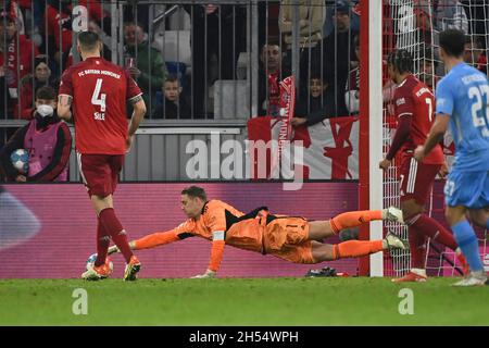 München, Deutschland. November 2021. Manuel NEUER (Torwart FC Bayern München) taucht nach dem Ball, Parade, Parieren, Action. Fußball 1. Bundesliga-Saison 2021/2022, 11.Spieltag, Spieltagen11. FC Bayern München-SC Freiburg 2-1 am 6. November 2021, ALLIANZARENA München. Kredit: dpa/Alamy Live Nachrichten Stockfoto