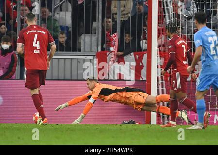 München, Deutschland. November 2021. Manuel NEUER (Torwart FC Bayern München) taucht nach dem Ball, Parade, Parieren, Action. Fußball 1. Bundesliga-Saison 2021/2022, 11.Spieltag, Spieltagen11. FC Bayern München-SC Freiburg 2-1 am 6. November 2021, ALLIANZARENA München. Kredit: dpa/Alamy Live Nachrichten Stockfoto