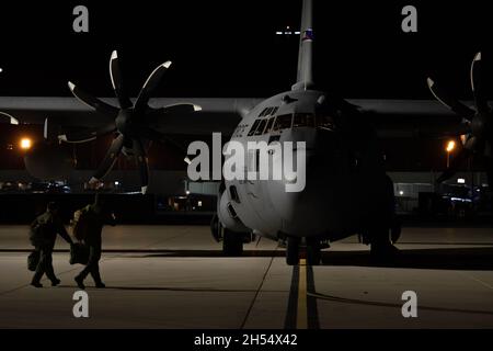 Die dem 192. Airlift Squadron zugewiesenen Besatzungsmitglieder laufen zu einem C-130H Hercules-Flugzeug, bevor sie von der Nevada Air National Guard Base, Reno, Nevada, am 5. November 2021 abfliegen. Die Nevada Air National Guard ist spezialisiert auf die Bereitstellung von Ready Airmen und die Bekämpfung taktischer Luftbrücke für Kampfkommandanten und erstklassige nationale Reaktion zur Unterstützung von Bundes- und Staatsmissionen. (USA Foto der Air National Guard von Airman 1st Class Thomas Cox) Stockfoto