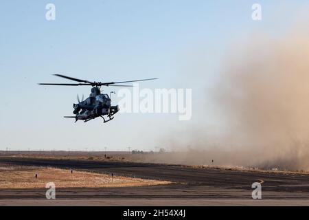 Ein AH-1Z Viper-Hubschrauber, der dem Marine Light Attack Helicopter Squadron (HMLA) 269 zugewiesen wurde, bereitet sich auf die Landung in Lamar, Colorado, am 3. November 2021 vor. Marineinfanteristen mit HMLA-269 trainierten in einer kalten, hochgelegenen Umgebung, um die Leistungsfähigkeit bei Expeditionary Advanced Basing Operations (EABO) zu steigern. HMLA-269 ist eine untergeordnete Einheit des 2nd Marine Aircraft Wing, des Luftkampfelements der II Marine Expeditionary Force. (USA Marine Corps Foto von Lance CPL. Elias E. Pimentel III) Stockfoto