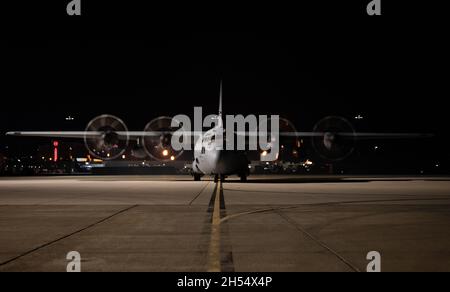 Eine C-130H Hercules vom 152. Luftlift-Flügel wird vor dem Abflug zu einer Trainingsmission auf der Nevada Air National Guard Base, Reno, Nevada, am 5. November 2021, einer Vorflugkontrolle unterzogen. Die C-130 kann schnell für verschiedene Ladungstypen umkonfiguriert werden, wie z. B. palettierte Ausrüstung, bodenbeladenes Material, Ausrüstung für die Luftbrandbekämpfung und Personal oder aeromedizinische Evakuierung. (USA Foto der Air National Guard von Airman 1st Class Thomas Cox) Stockfoto