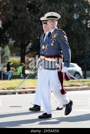 Milwaukee, Wisconsin, USA. November 2021. St. John's Northwestern Military Cadets geben 'Augen richtig', als sie sich der Tribüne zur Inspektion nähern. Nach einem Jahr Pause aufgrund der COVID-Pandemie im Jahr 2020 startete die Veteran's Day Parade, die von der Wisconsin Veterans Chamber of Commerce organisiert wurde, am Samstag, dem 6. November 2021 in der Innenstadt von Milwaukee. Eine Mischung aus Schwimmern, Patriotismus und militärischer Ausrüstung wird von der 5th und Wisconsin Avenue nach Osten Rollen und nach Norden in die Water Street abbiegen. (Bild: © Pat A. Robinson/ZUMA Press Wire) Stockfoto